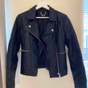 Svart skinnjacka - En svart vanlig skinnjacka från lager 157.