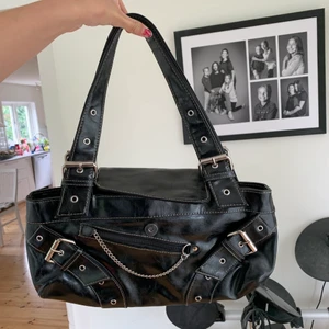 Väska - Supercool väska, lite y2k stil! Rymlig oxå🤎