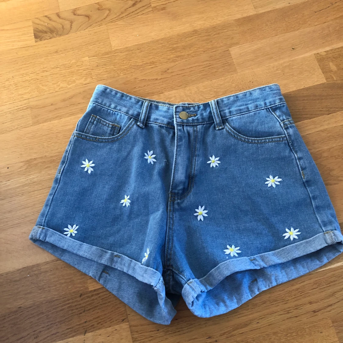 blommiga shorts storlek M