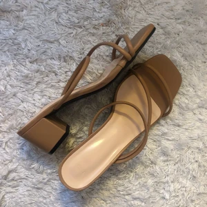 Mules klackar Strl 38 - Helt nya i kartong, aldrig använda. Normala i storleken passar lika bra till momjeans som till festklänning. 😊