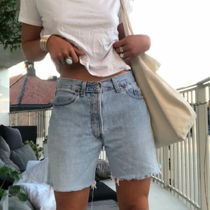 Shorts - Säljer dessa  jeansshorts från Levis!!. Skulle säga att de är storlek S-M. Fraktar för 36kr eller möts upp i Stockholm🤎 