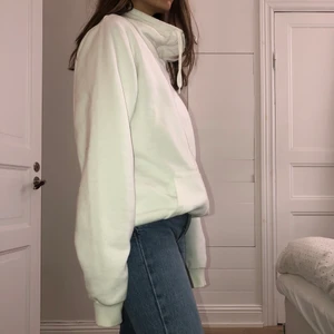 Mysig oversized hoodie❤️ - Oversized vit hoodie (herr storlek M) som är så snygg till ljusa jeans på sommaren💕. Skulle säga att den passar S-XL, beroende på hur den ska sitta.Jag är själv 162cm lång och bär XS. 
