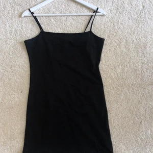 Svart klänning  - Super fin basic klänning! Knappt använd Storlek M  Köpare står för eventuell frakt<3