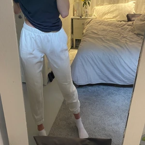 Mjukisbyxor - Säljer dessa sköna mjukisbyxor från Bikbok då de är för korta för mig som är 177cm lång. De är i storlek XS men passar bra på S också beroende på hur man vill att de ska sitta. Skriv privat för mer info och mer bilder😌 Pris + Frakt