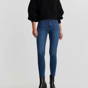 Mörkblå highwaist jeans från Gina Tricot i modellen Molly. Storlek M.