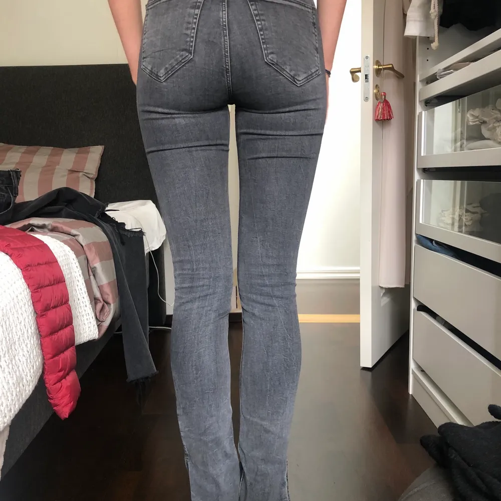 Gråa zara jeans med slits i storlek 36. . Jeans & Byxor.