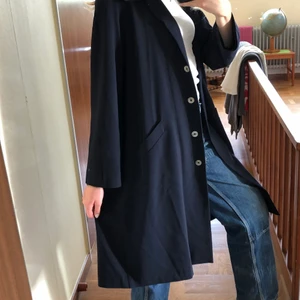 Stor kappa - Stor,lätt, tunn kappa av märket Almia. Alldeles för stor på mig som är storlek S, jackans storlek står inte men skulle gissa på L/XL (jag är 178cm). Färgen va svår att visa men skulle säga mörk marinblå. Köpt second hand! Möts i Stockholm 🥰 (kan ev skickas)