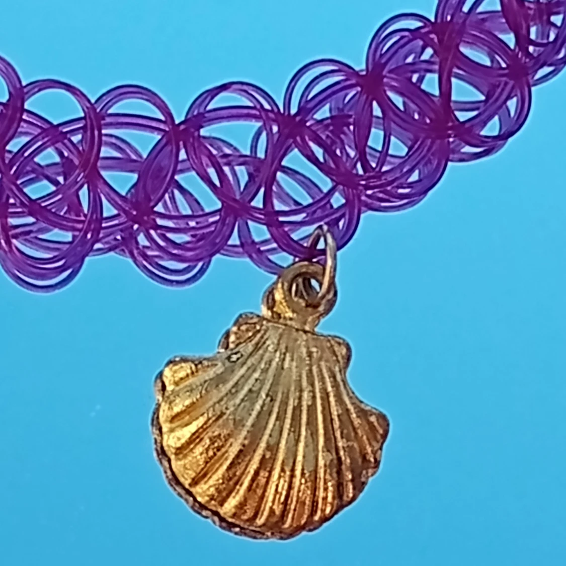 Lila choker med snäcka. FRI FRAKT - 91