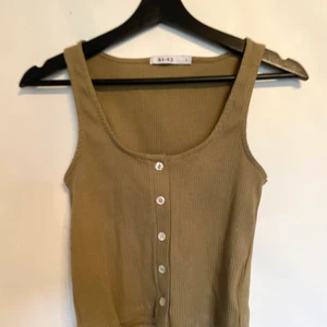 Top från NA-Kd i stl S, oanvänt  - NA-KD, stl S, oanvänt • Skickas med posten, frakten kostar 48:-