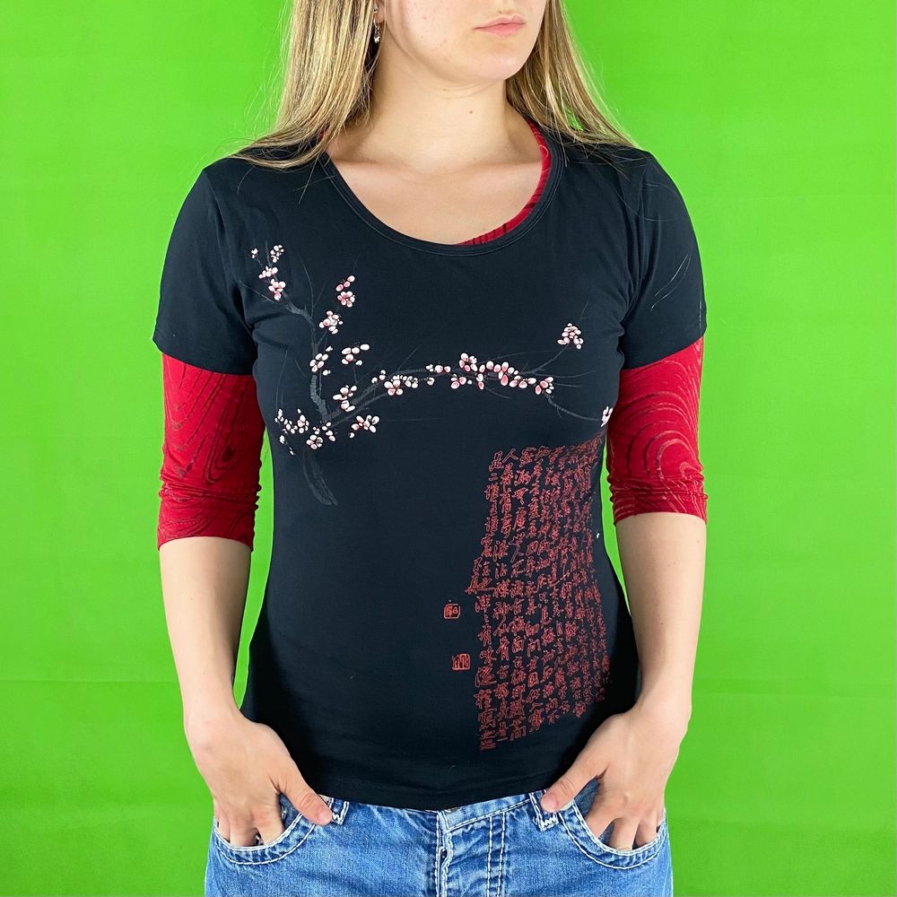 Miss Sixty form fitting t-shirt i toppenskick. Storlek XL men är mindre i storlek. Stretchigt material. Modellen använder vanligtvis storlek S och är 169cm för referens. Den röda undertröjan följer ej med. Spårbar frakt på 66kr är inräknad i priset. Axel till axel 37.5cm. Arm längd 15cm. Byst bredd 41.5cm.. T-shirts.