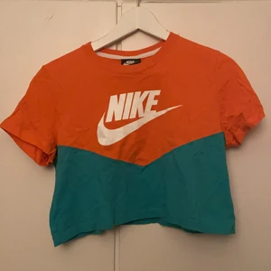 Nike crop top  - Säljer fin Nike-Top (cropped se bild 3) som är använd under träning, Max 5 gånger. Säljs pga att den ej kommer till användning. Superfin! (Fraktpris räknas ut vid intresse mer ordentligt) 