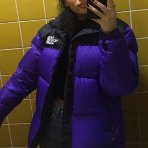 North Face jacka - Säljer nu min älsklings-jacka inför vintern (2021/2022)💜💜                                                        Köpt på barn med storlek L men passar som XS och möjligtvis S (Köptes för ca 3000kr)✨