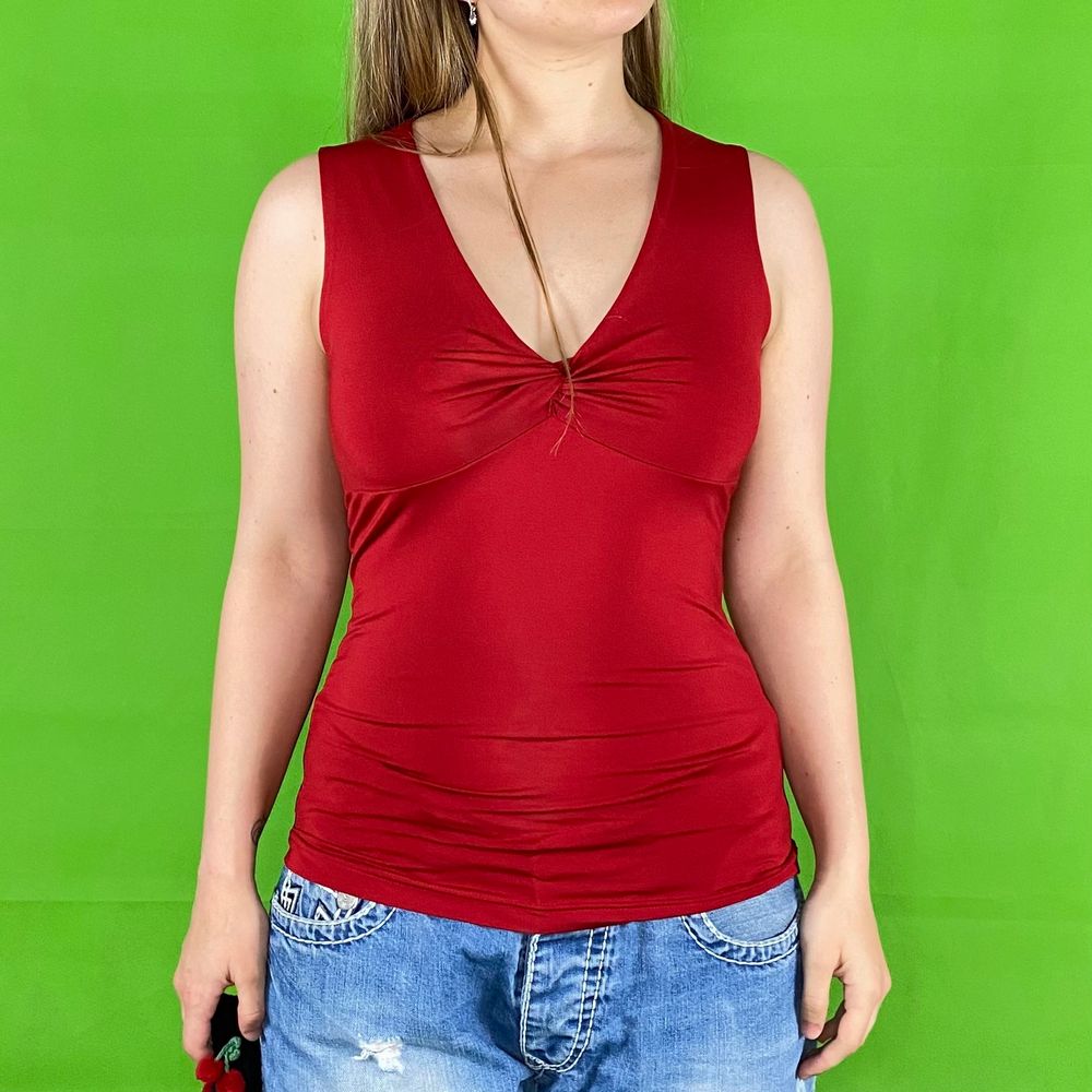 Stretchig crop top med cleavage neckline i bra skick. Från Street One, storlek eu 36. 90% polyester och 10% elastisk. Modellen använder vanligtvis storlek S och är 169cm för referens. Spårbar frakt på 66kr är inräknad i priset. Byst bredd 37.4cm. Axel och ner 59cm. Toppar.
