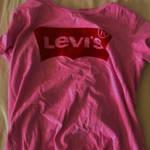 LEVIS  - EN ÄKTA ROSA LEVIS TRÖJA. Inte använd mycket. Har inga river eller andra skador . Köparen står för frakten 