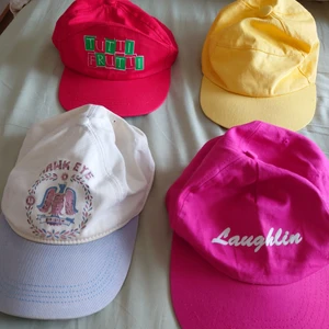 Kepsar - Fyra olika kepsar, 80kr /styck🍀  De två till vänster - SÅLDA