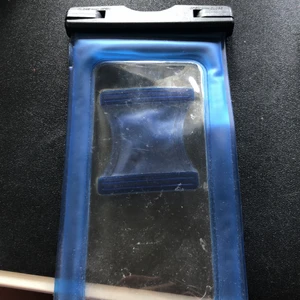 Gör mobilen vattentät - Om man lägger mobilen in i den här så kan man ha med den under vattnet då den blir vattentät. Super bra om man inte har en vattentät telefon eller om man bara inte vill riskera att få vatten skador. Funkar till andra saker tex nycklar (till tex hotellrummet om man är utomlands),kort om man vill ha med och mycket andra saker. 