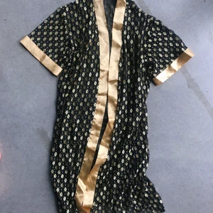 Guld kimono genomskilnig - Vacker genomskilnig kimono med gulddetaljer. Längd: nedanför rumpan (jag är 170cm)