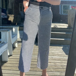 Hundtandsmönstrade byxor - Supersnygga byxor från NA-KD i storlek 40. Lite noppriga på insidan av låren men inget som stör. Buda i kommentarerna eller köp direkt för 250kr!🥰