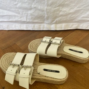 Tofflor från zara  - Säljer ett par jättefina tofflor från zara. På insidan av skorna är det en  ”färgskada” det är alltså inte nött på tyget så kan eventuellt gå bort med något medel. Frakt tillkommer! 