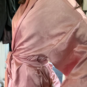 Rosa silkes morgonrock - Rosa silkes morgonrock, vet ej vart den är ifrån, den är väldigt fin och mjuk och glänser, hör av dig för mer bilder ❣️