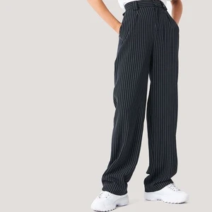 nakd pants - Säljer mina ”striped flared pants” som jag inte använder längre och någon annan kan få glädje utav dom! Dom är i väldigt fint skick då dem e sparsamt använda. Nypris 499kr. Storlek 36!