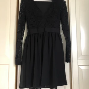 Svart klänning  - Svart spetsklänning från Nelly använd ett fåtal gånger och är bra skick 