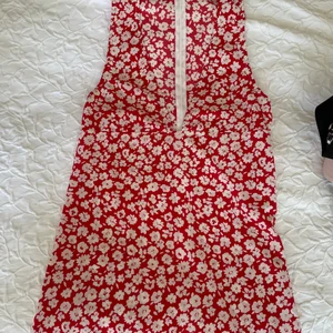Röd/vit blommig klänning från Chiquelle  - Säljer denna super fina, somriga klänning från Chiquelle som tyvärr är för urringad för mig. Jag har vanligtvis XS-S i kläder och B i behåstorlek för jämförelse. Köparen står för frakten som blir runt 48kr. Har du några frågor så tveka inte på att skriva!