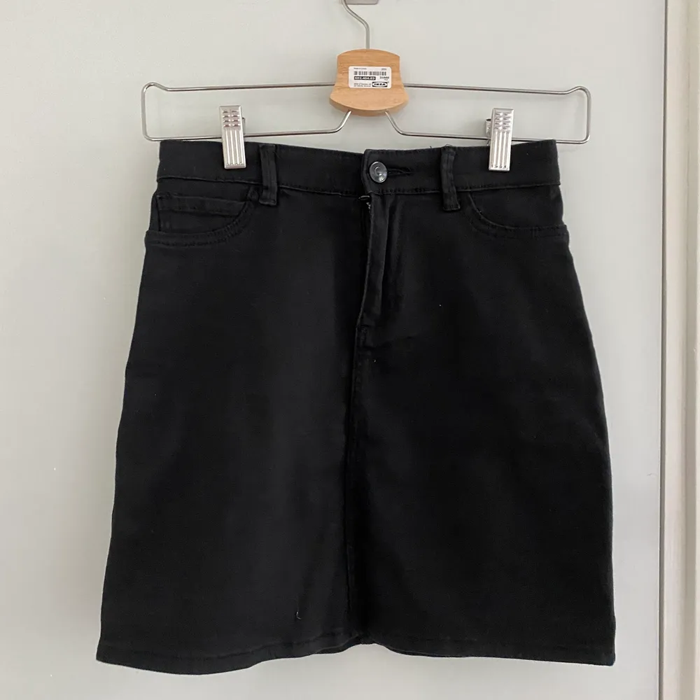Cute black mini skirt from REAL basics. Stretchy material as it is a jegging skirt 🖤. Love it but don’t use it, too small for me with my booty haha. Kjolar.