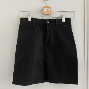 Cute black mini skirt from REAL basics. Stretchy material as it is a jegging skirt 🖤. Love it but don’t use it, too small for me with my booty haha
