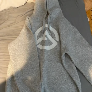 Frostech performance parts hoodie - Mycket bra skick väldigt lite använd. Nytt pris 500