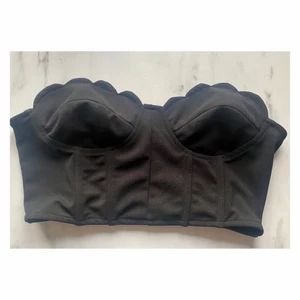 Topp - Kort topp med dragkedja i ryggen. Aldrig använd. Köparen står för frakten 🌸