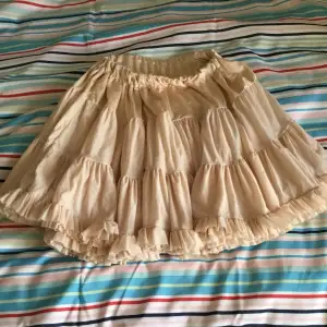 Säljer min söt och sexig kjol som jag köpte några år i sekondhand men de är aldrig användars eftersom jag glömde om den passar xxs- m eftersom den stretchar..Bud i kommentarna och kjolen väger crka en kilo.finns fler bilder.