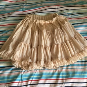 Söt sexig kjol - Säljer min söt och sexig kjol som jag köpte några år i sekondhand men de är aldrig användars eftersom jag glömde om den passar xxs- m eftersom den stretchar..Bud i kommentarna och kjolen väger crka en kilo.finns fler bilder.