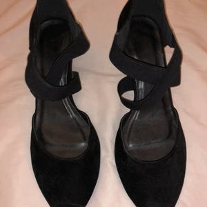 Svarta klackar  - Möts upp på Södermalm eller fraktar men då står köparen för frakten!