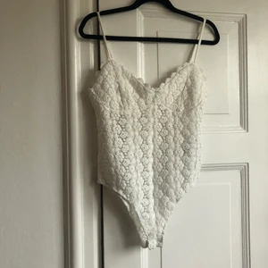 Body - Body i blom”spets” material. 