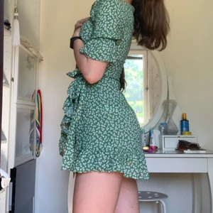 Grön omlottklänning - Så himla fin klänning i strl s. För liten över bysten för mig som har storlek 75C och därför säljer jag. Är omkring 170! Köp direkt för 300