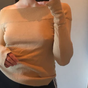 Beige stickad off-shoulder  - Beige stickad off-shoulder top med härliga långa ärmar. Perfekt till hösten. 
