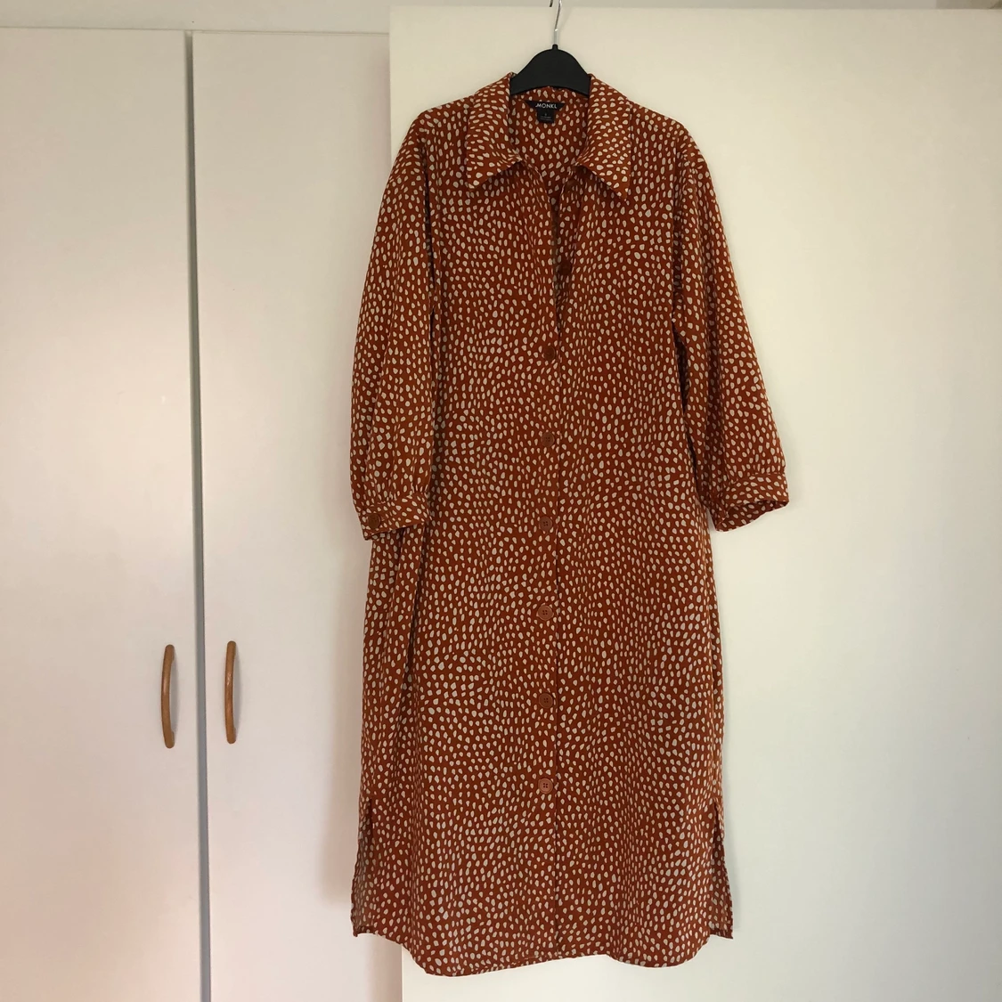 Fin prickig klänning från Monki