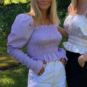 Lila topp - Sååå somrig topp i fint skick🌸🌸 bara använd ett fåtal gånger, (den första bilden visar färgen på tröjan bäst)!!