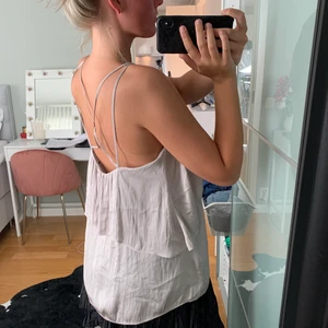 Så fin champange färgad topp  - Super fin topp med en snygg öppning och detalj i bak!! Använd förtal gånger.