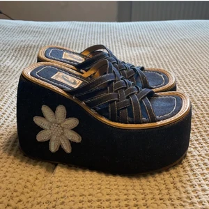 Platåskor😍 - Såååååå snygga platåskor som jag nyss köpte här på plick men dessvärre passa de inte mig😔vill inte sälja men dessa pärlor förtjänas att användas! Förra säljarens bilder men kan ta nya om så önskas💋