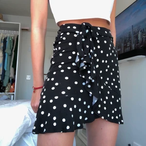 Prickig kjol - Fin prickig omlott-kjol från asos! 90kr + frakt💞