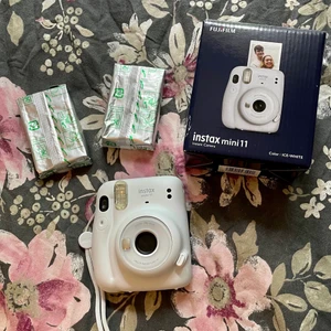 Fujifilm Instax mini 11 - Nästan helt oanvänd instax mini 11 i färgen ice white med alla originaltillbehör samt 2 paket filmer (20 bilder). Köpt 799kr + 199kr. Funkar helt perfekt, säljer då den aldrig används! Köp direkt för 700kr eller buda💞 Skickar spårbart för 66kr💞