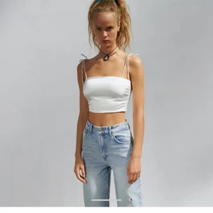 Satin topp från Zara - Jättegullig topp i satin från Zara, helt ny, endast testad, prislapp finns kvar, säljes pga att den var förliten då jag vanligtvis har storlek S i toppar, storlek XS, 170kr inklusive frakt! Skriv privat för fler bilder💘