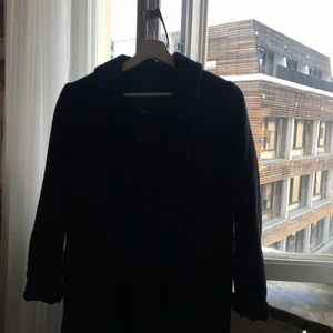 Snygg kappa från monki - En svart kappa i tjockt ull material. Från monki