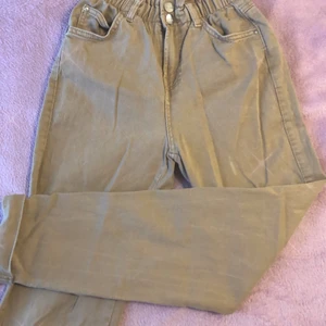 Beiga byxor i storlek 34 - Beiga byxor i storleken 34. Fina och trendiga mom byxor. +60kr för frakt annars är jag villig att mötas <3