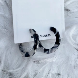 Örhängen  - Sjukt snygga örhängen med coolt mönster! Helt nya, nypris var 70kr. 🖤🤍 