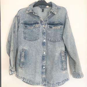 En oversize jeansjacka från H&M. Köpt förra sommaren och knappt använd 🌸 Perfekt nu i sommar! ✨