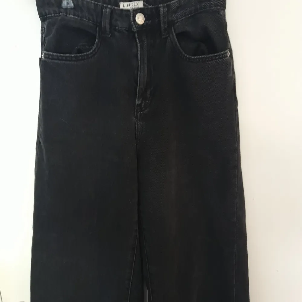 jag säljer mina jeans som kommer från lindex pga för små. dessa är i storlek 34 och wide i benen. dem är lagom använda. nypris 599 kr. Jeans & Byxor.