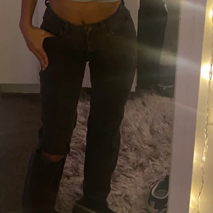 Jeans - Säljer dessa super snygga jeans från ASOS. Färgen är lite åt det gråa hållet och ser ut som ungefär ett par urtvättade svarta jeans! Dom har ett hål på knät som jag klippt själv, och jeansen är använda ett par fåtal gånger!💕 Dom är i storlek 24/32!